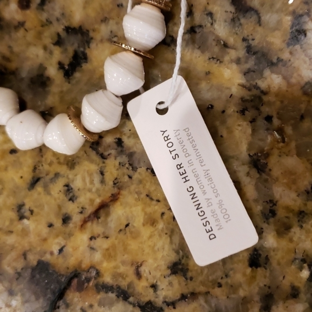 NWT White Akola Shell Like Stretch Bracelet - Picture 2 of 2